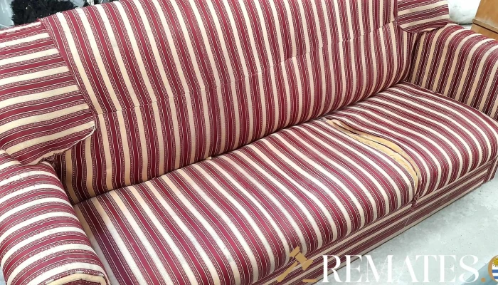 sofa de 3 cuerpos tapizado a rallas rojo y blanco, con averia en el tapizado
