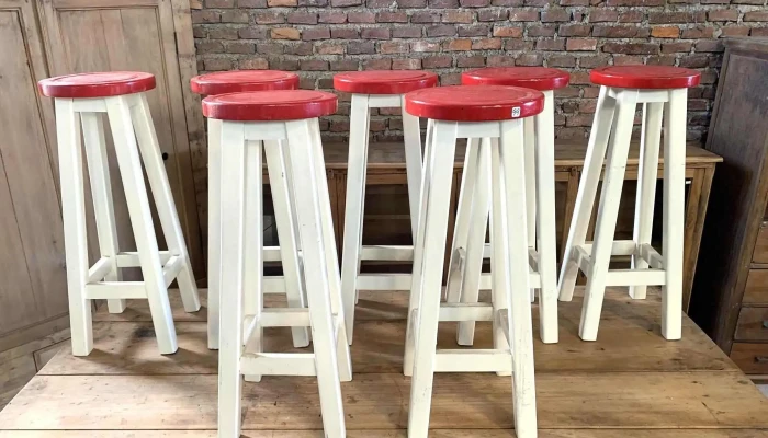 Taburetes En Madera Pintada  0,80 Alto