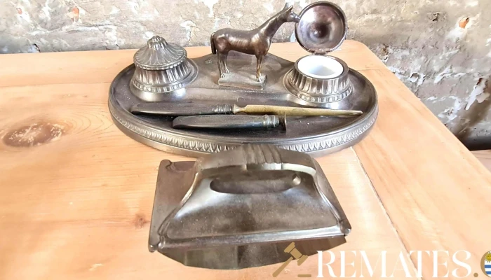 Tintero metal con figura caballo