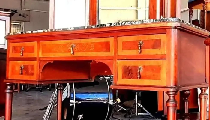 Toilette antiguo cedro con marquetería y mármol negro