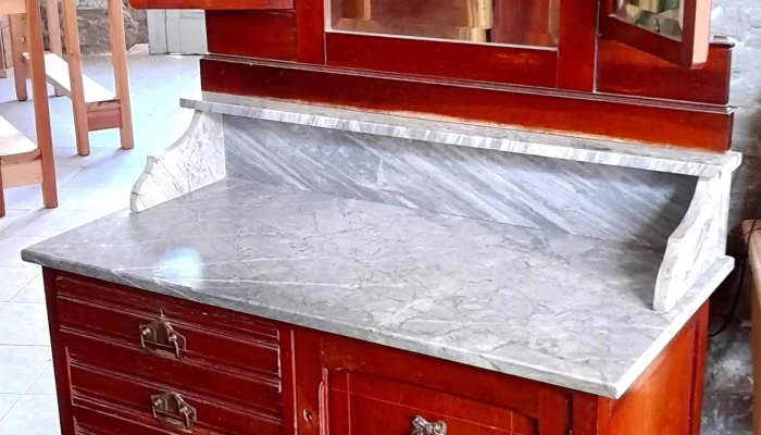 Toilette antiguo en cedro con mármol gris sano
