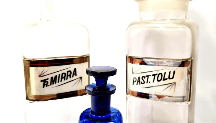 Tres frascos de farmacia antiguos