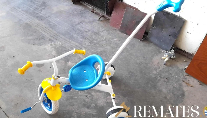 triciclo para niño celeste y blanco