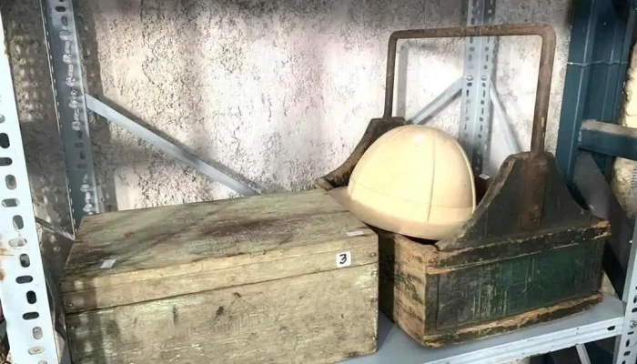 Valija 0,21 X 0,37  Y Cajon De Madera Con Asas O,40 X 0,32 Y Casco De Minero
