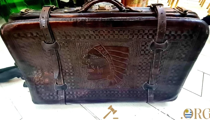Valija antigua de cuero con imagen indio americano