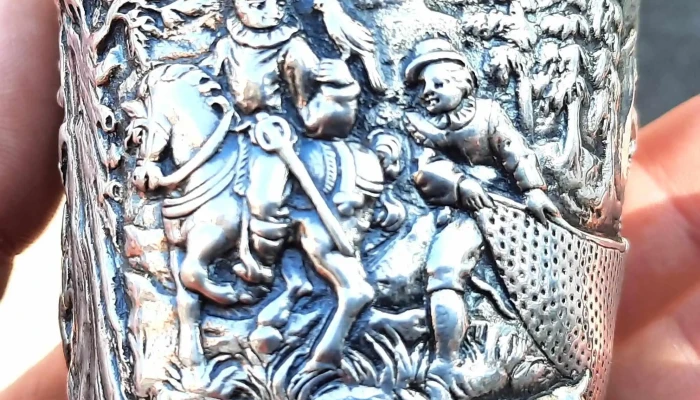 Vaso de plata con escena de caza, hombres cabalgando, pescando