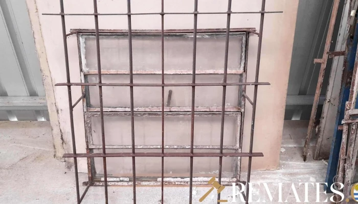 ventana con reja