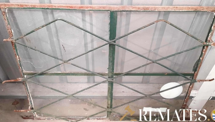 ventana de 2 hojas con reja verde
