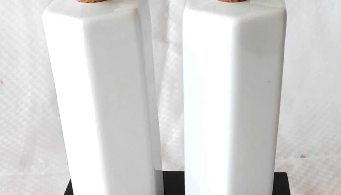vinagrera de loza blanca con base negra