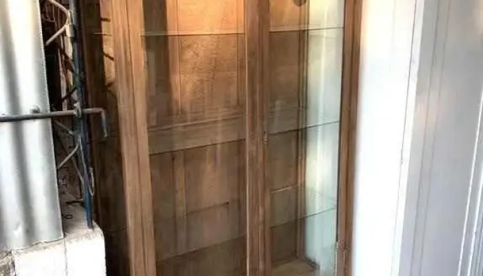 Vitrina De 2 Puertas En Cedro 1m X 0,35 X 2m (estantes finos de vidrio)